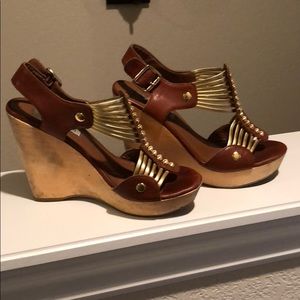 Steve Madden camel/gold wedges